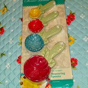SOLD Woman Timeless beauty measuring spoons NEW